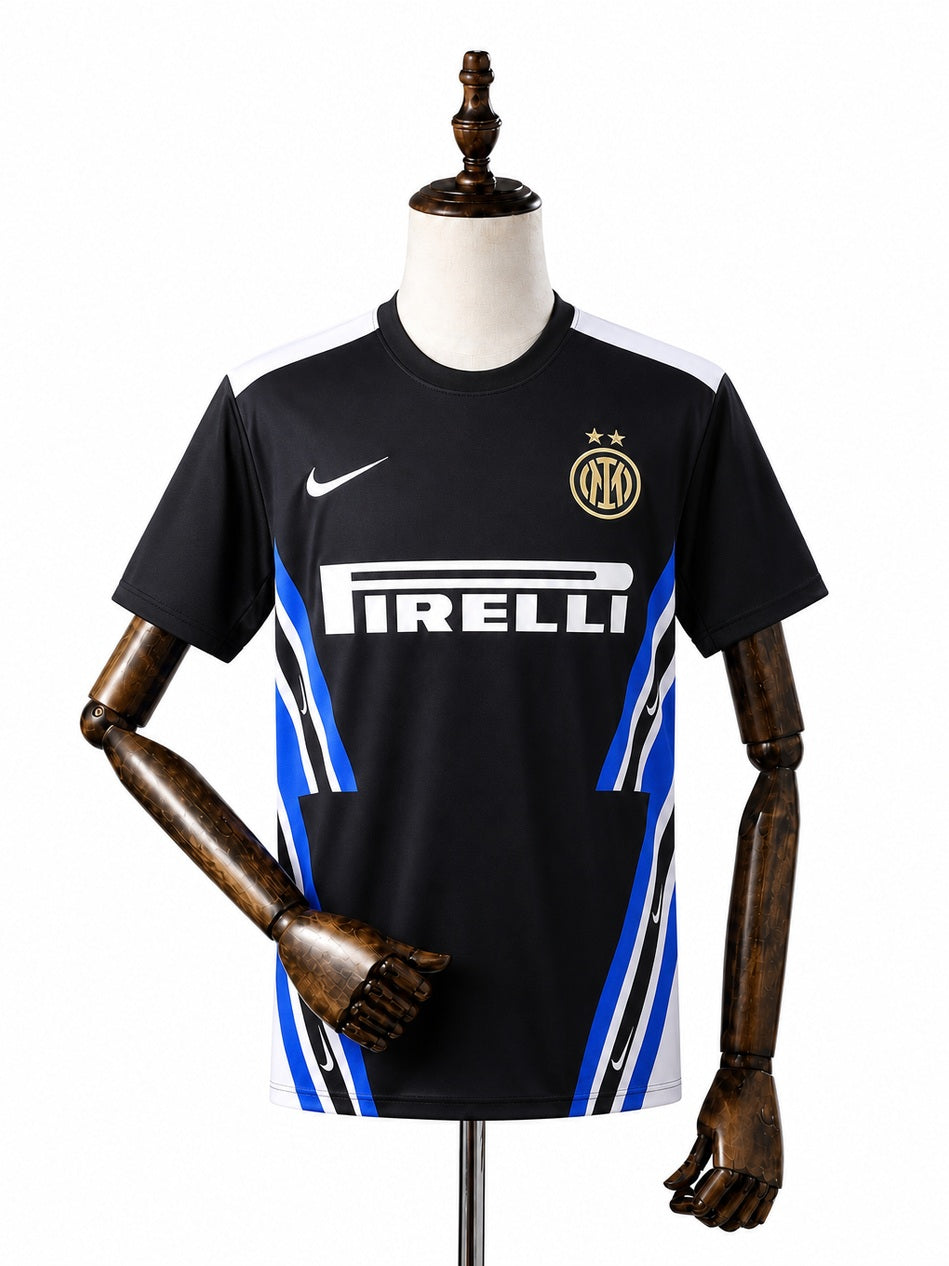 Internacional Black Training Kit front wood mannequin white background