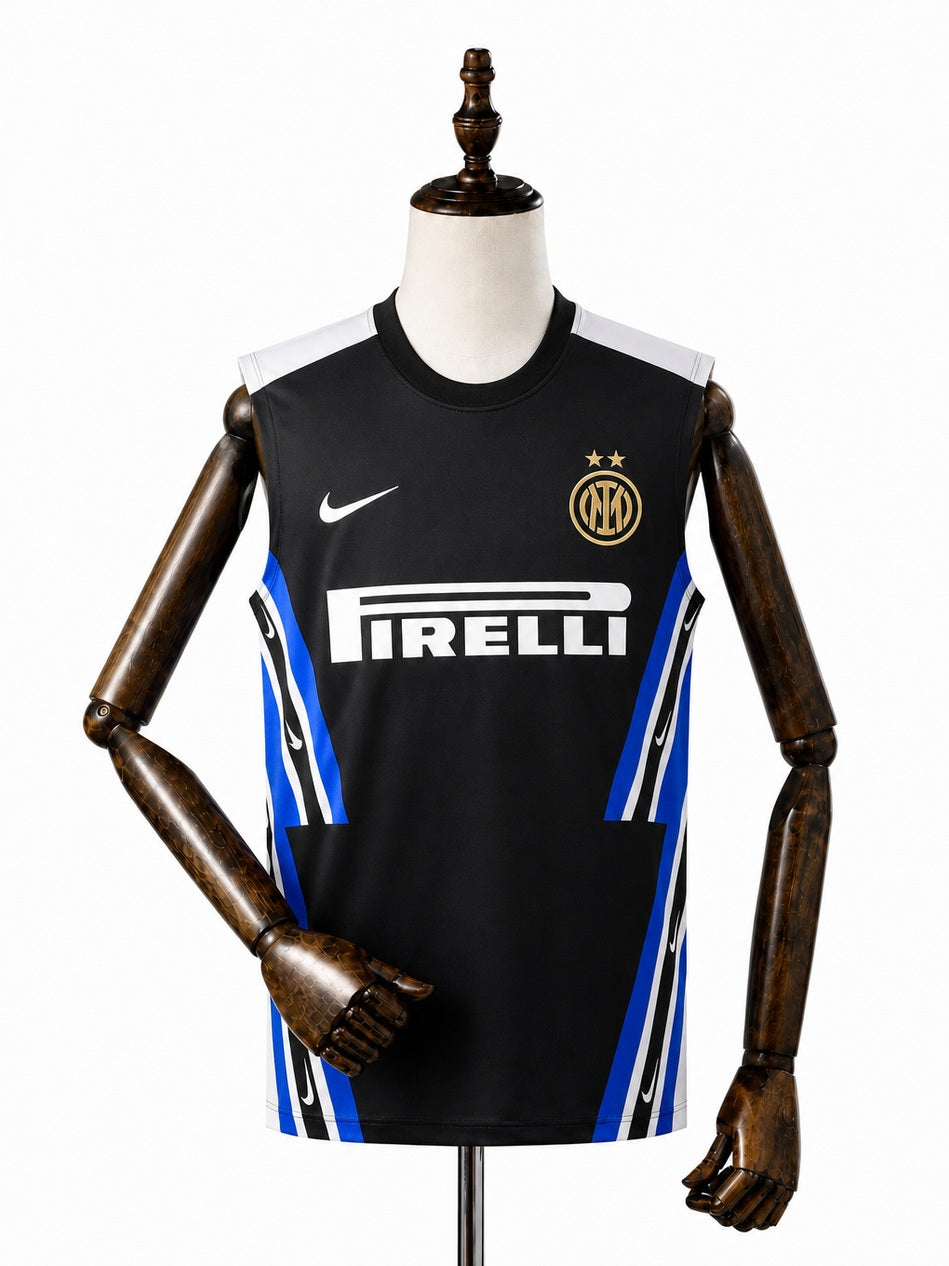Internacional Black Vest Training Kit front wood mannequin white background