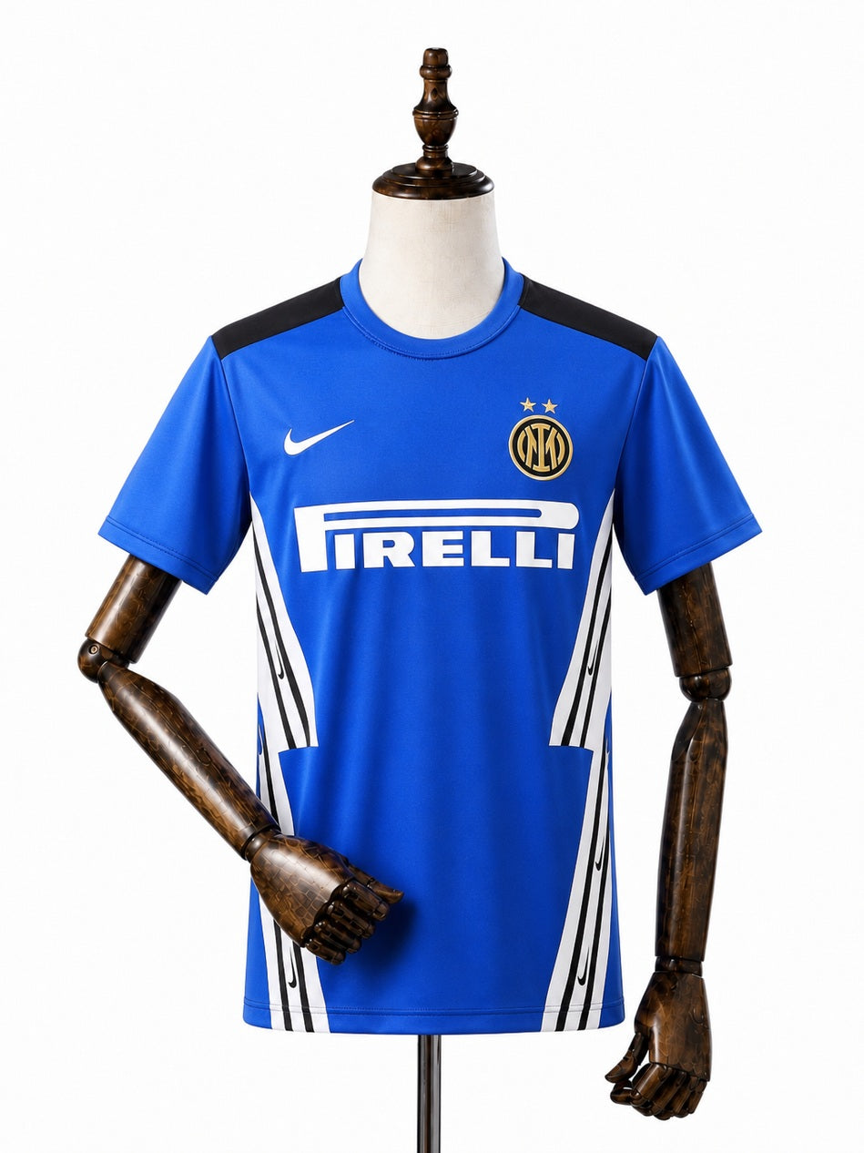Internacional Blue Training Kit front wood mannequin white background