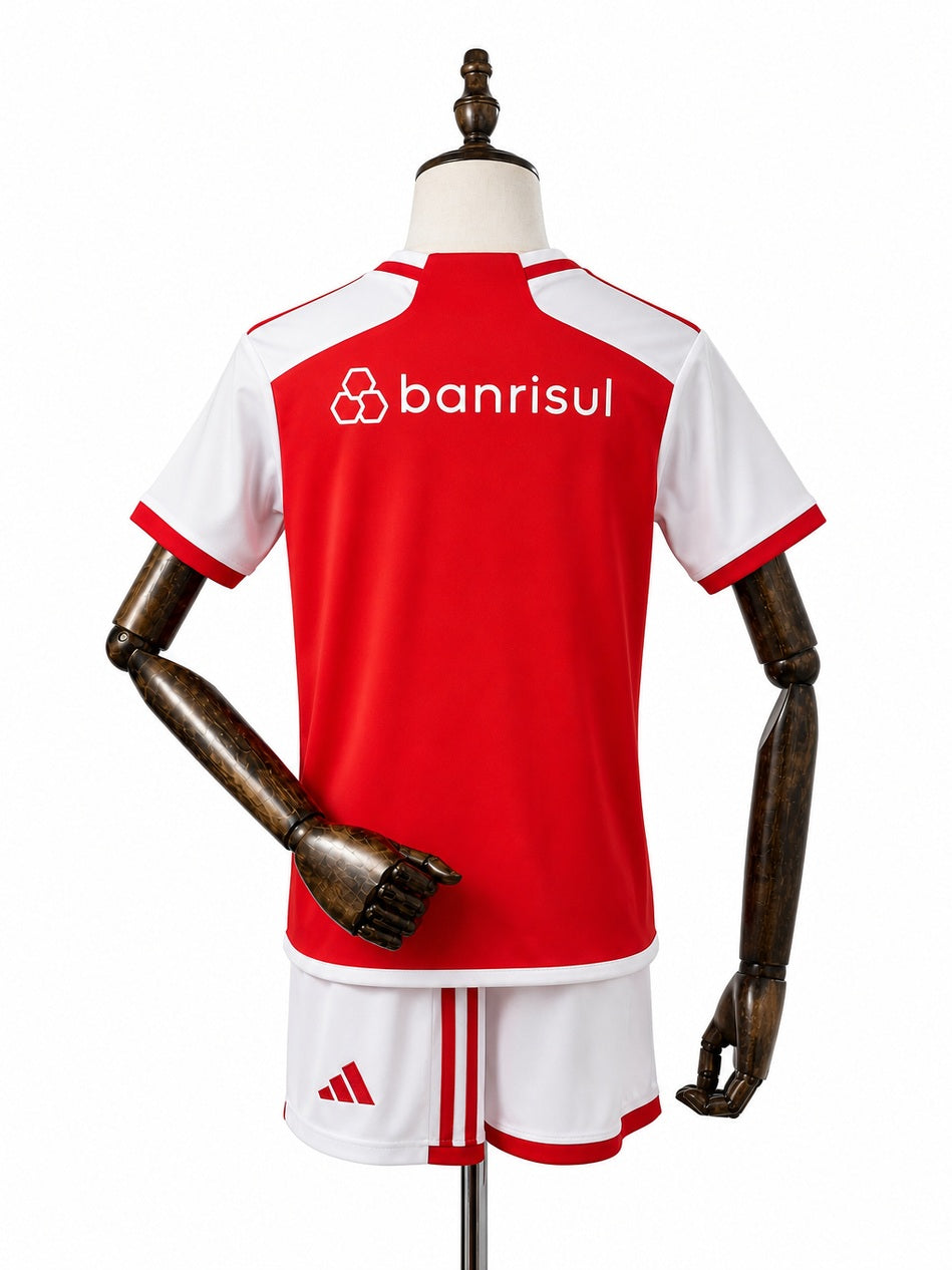 Internacional Home Kids kit back wood mannequin white background