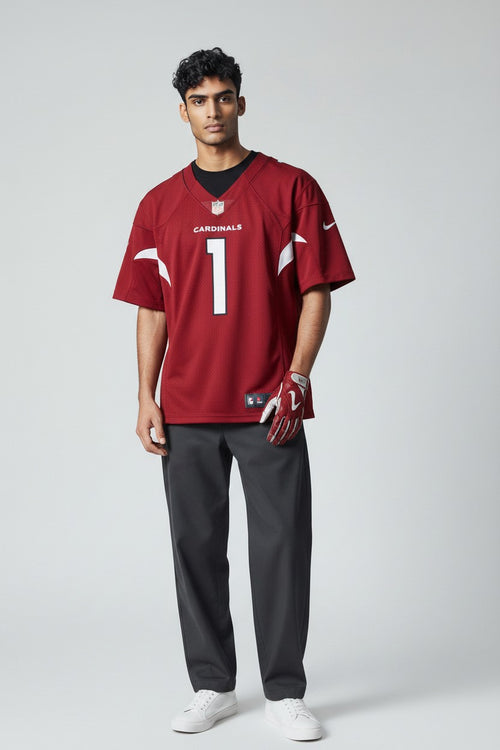 Camisa titular vermelha e preta do Arizona Cardinals NFL em poliéster com nome "KYLER" e número "1" nas costas. Modelo em manequim.