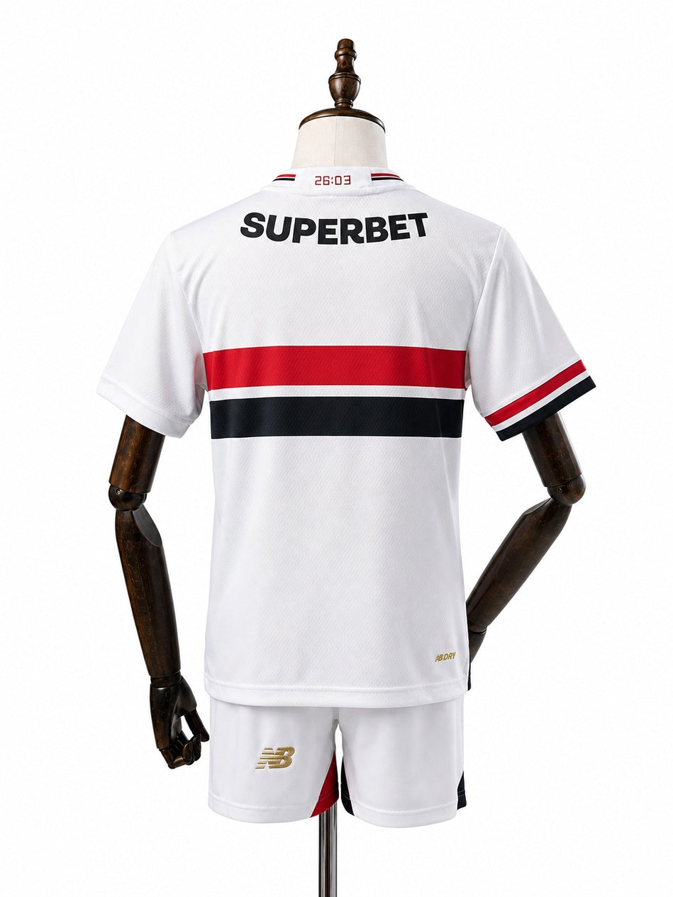 São Paulo home Kids kit back wood mannequin white background