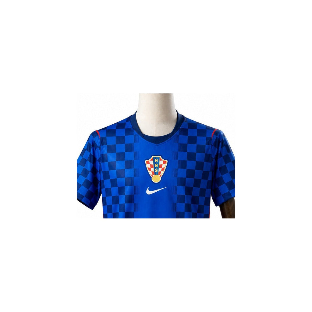 Camisa Seleção Croácia - 2º Uniforme Torcedor 2026 detalhe escudo manequim fundo branco