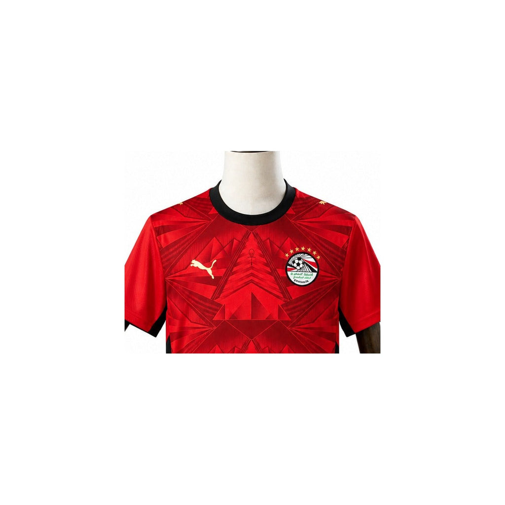Camisa Seleção Egito - 1º Uniforme Torcedor 2026 detalhe escudo manequim fundo branco