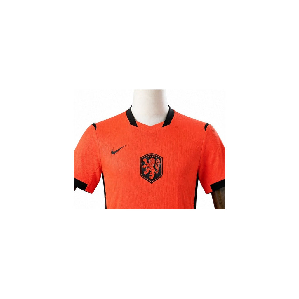 Camisa Seleção Holanda - 1º Uniforme Jogador 2026 detalhe escudo manequim fundo branco