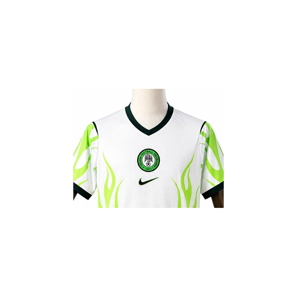 Camisa Seleção Nigéria - 2º Uniforme Torcedor 2026 detalhe escudo manequim fundo branco
