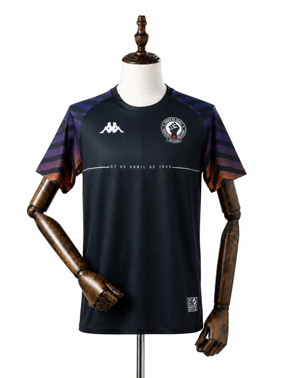 Vasco Camisa Pre-Match 2 CR/Black Jersey front wood mannequin white background