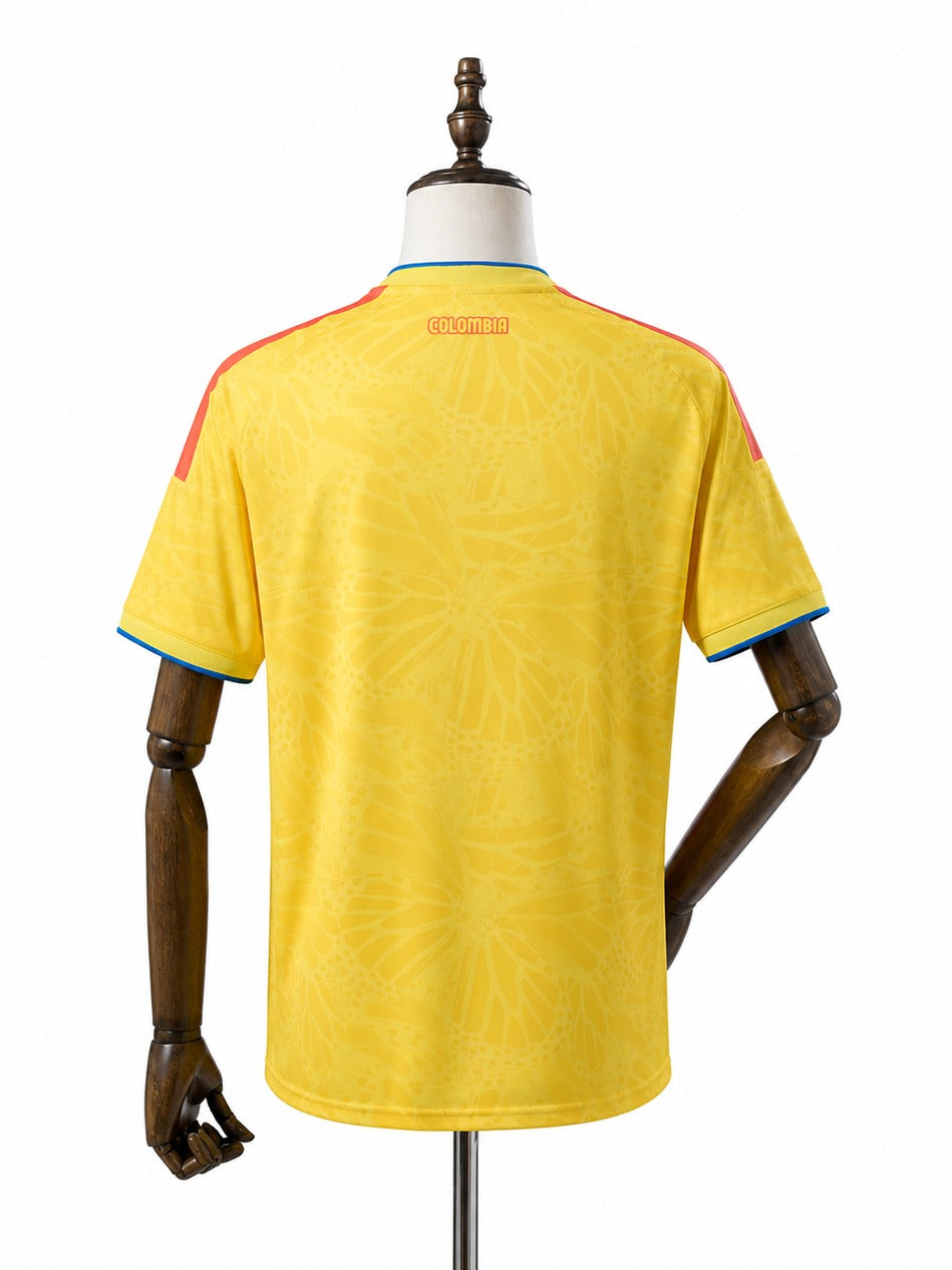 Camisa Seleção Colômbia - 1º Uniforme Torcedor 2026 verso manequim fundo branco