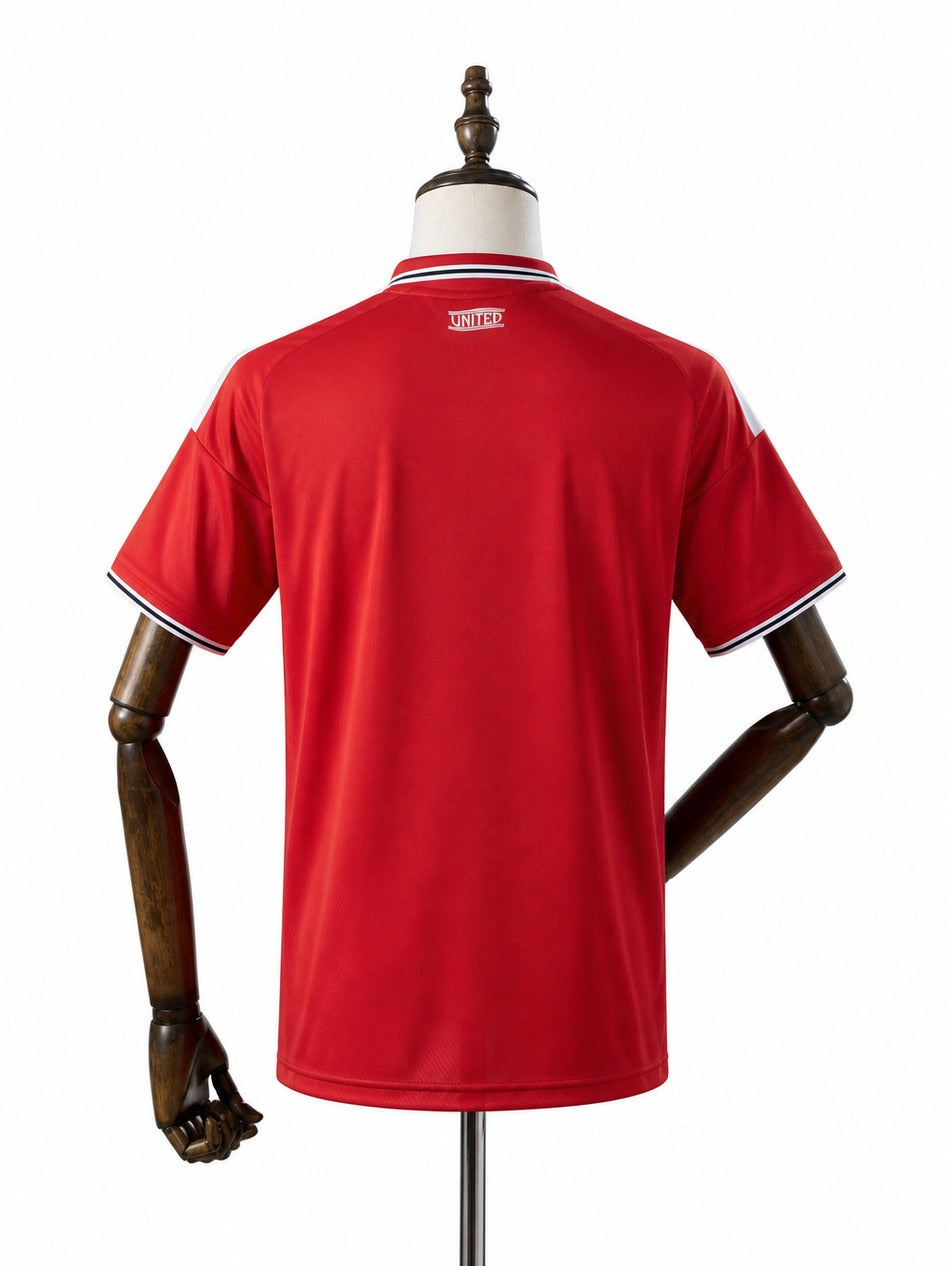 Camisa Manchester United - 1º Uniforme Torcedor 2026/27 verso manequim fundo branco