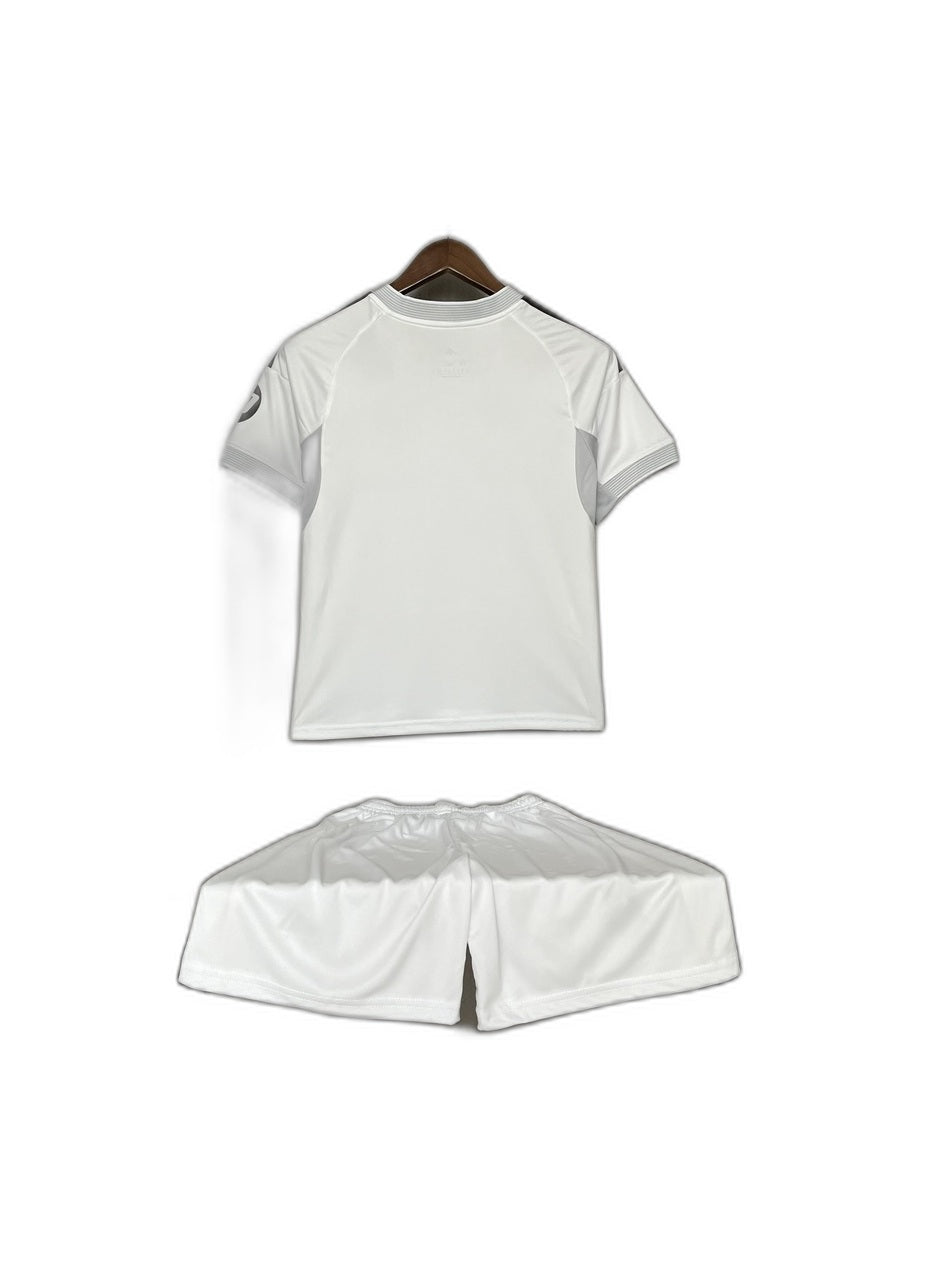 Camisa 2025-26 Real Madrid Home Infantil verso fundo branco