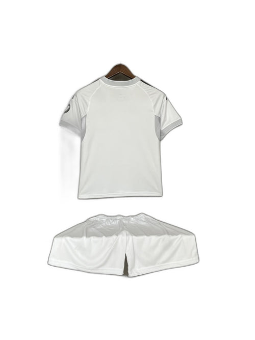 Camisa 2025-26 Real Madrid Home Infantil verso fundo branco