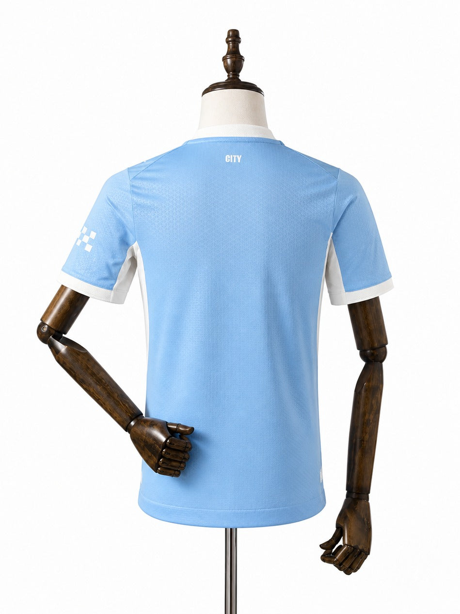 Camisa Manchester City - 1º Uniforme Jogador 2025/26 verso manequim fundo branco