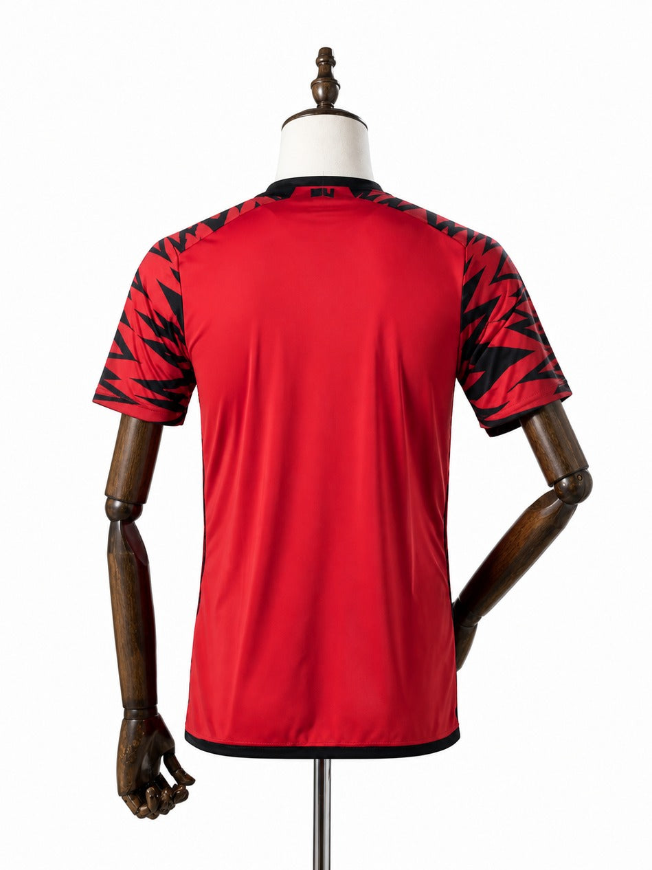 Camisa New York Red Bulls - 1º Uniforme Torcedor 2025 verso manequim fundo branco