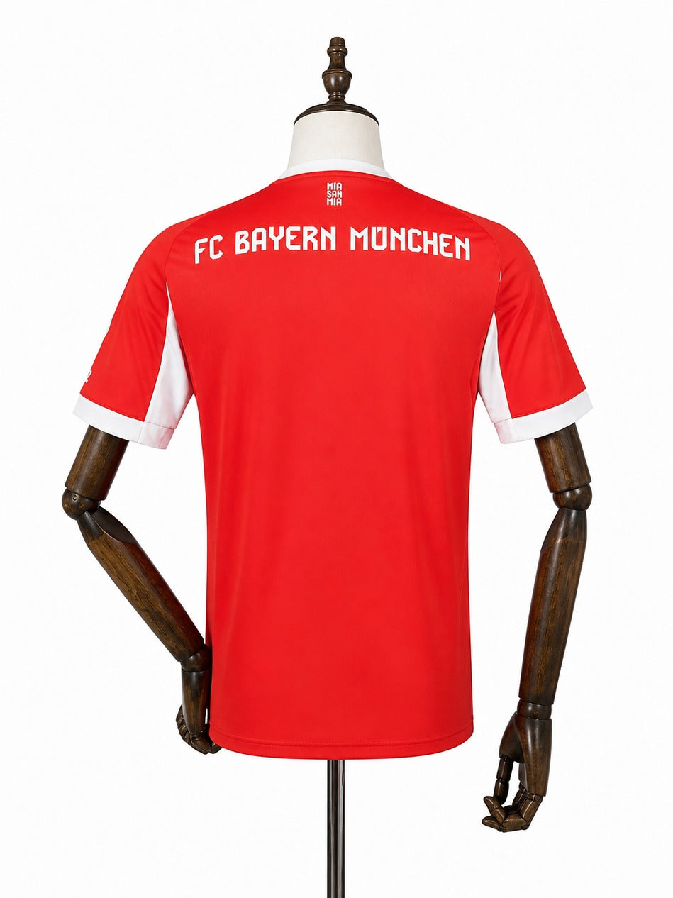Camisa Bayern Munich - 1º Uniforme Torcedor 2025/26 verso manequim fundo branco