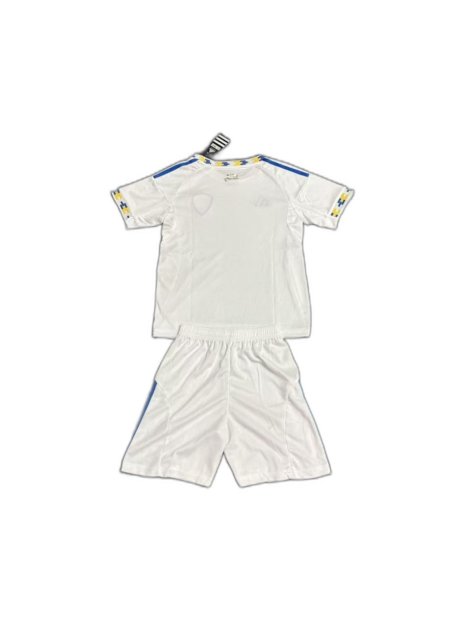 Camisa 2025-26 Leeds United Home Infantil verso fundo branco