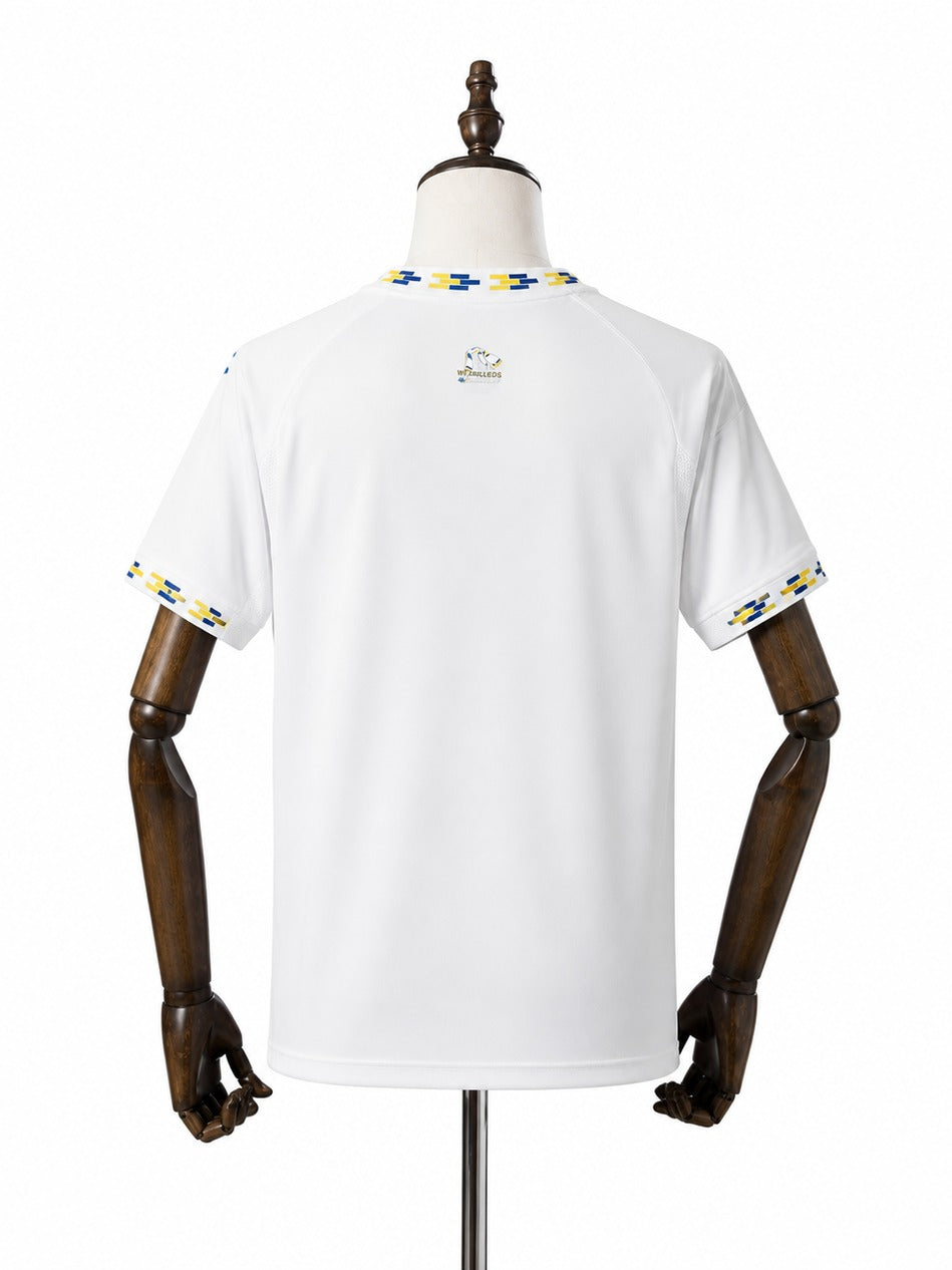 Camisa Leeds United - 1º Uniforme Torcedor 2025/26 verso manequim fundo branco