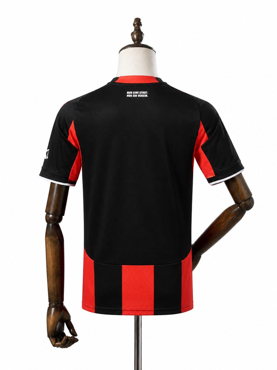Camisa Eintracht Frankfurt - 1º Uniforme Torcedor 2025/2026 verso manequim fundo branco
