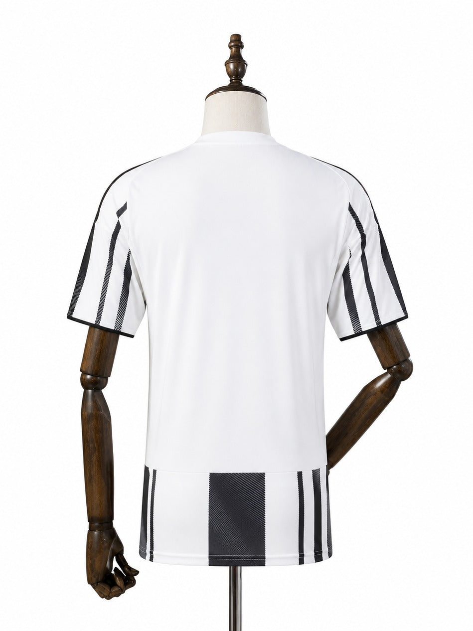 Camisa Juventus - 1º Uniforme Torcedor 2025/26 verso manequim fundo branco