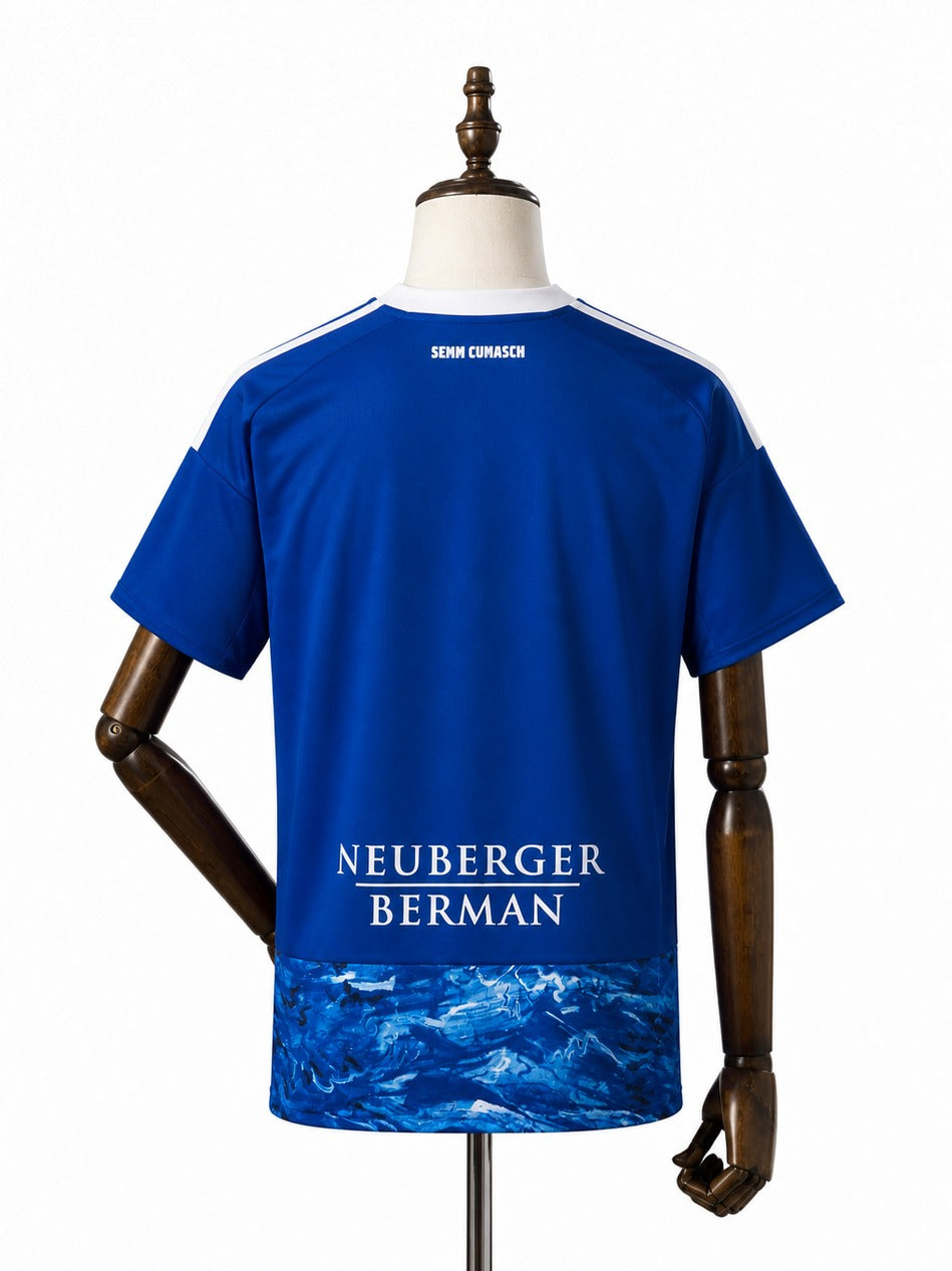 Camisa Como 1907 - 1º Uniforme Torcedor 2025/26 verso manequim fundo branco