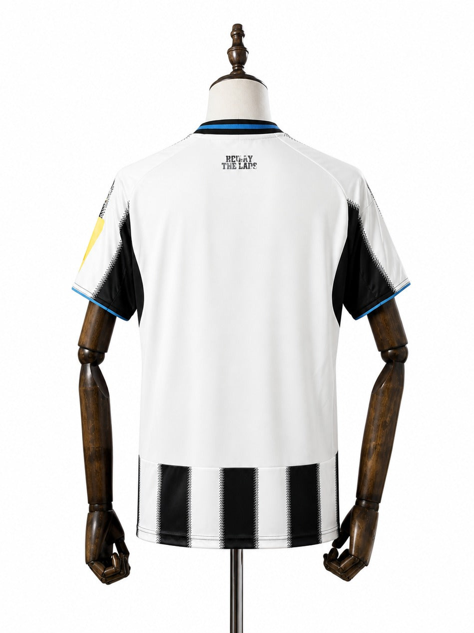 Camisa Newcastle United - 1º Uniforme Torcedor 2025/26 verso manequim fundo branco