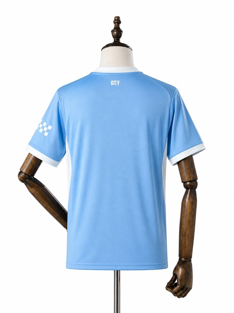 Camisa Manchester City - 1º Uniforme Torcedor 2026/27 verso manequim fundo branco