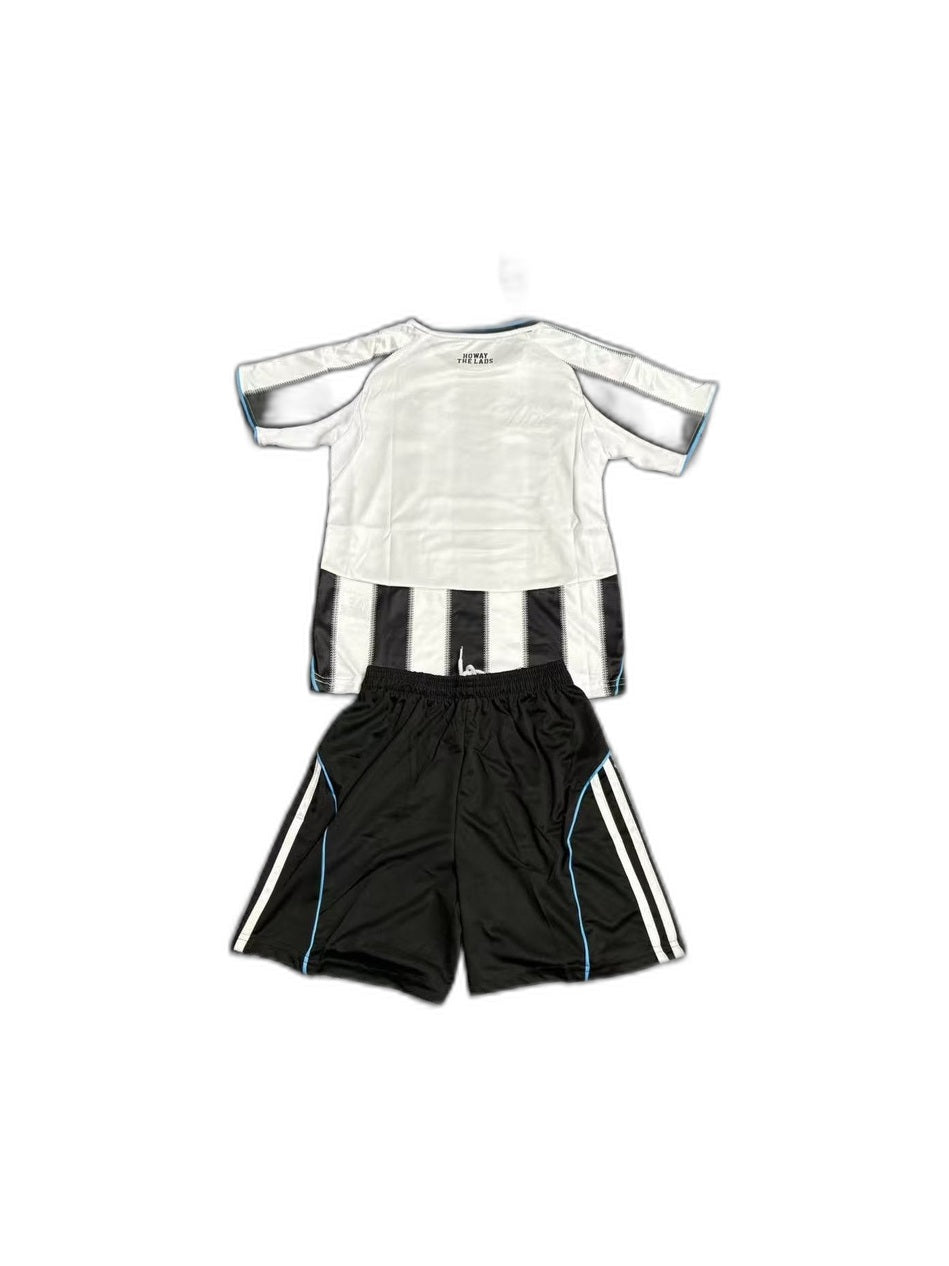 Camisa 2025-26 Newcastle United Home Infantil verso fundo branco