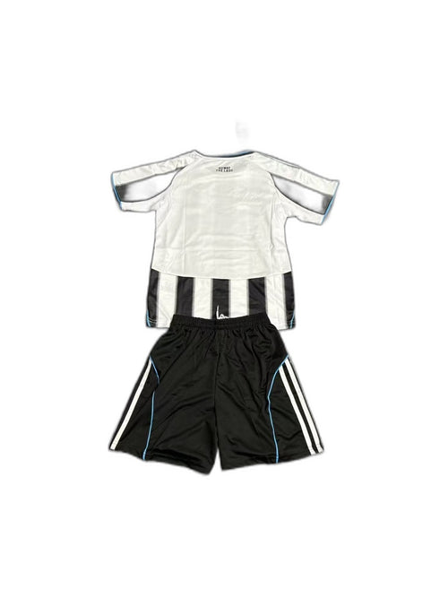 Camisa 2025-26 Newcastle United Home Infantil verso fundo branco