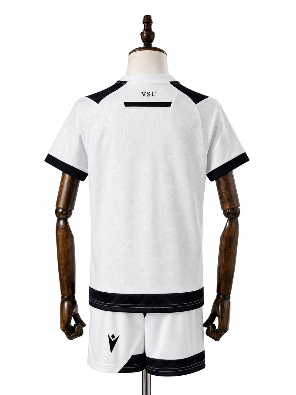 Vitória 25/26 Vitoria SC Home Kids Kit back wood mannequin white background